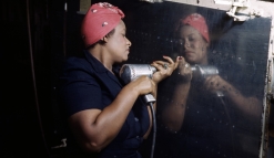 “Rosie the Riveter” fue una imagen icónica de la cultura estadounidense durante la revolución femenina después de la segunda guerra mundial, cuando las mujeres se integraron a la fuera laboral estadounidense para incentivar la economía. 